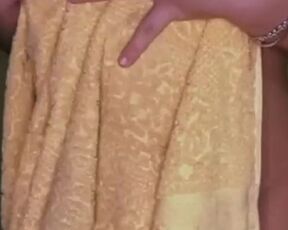 Menina brasileira depois do banho mostrando seus peitos e bunda grandes