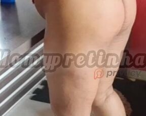 Arrumando a casa so de calcinha de renda